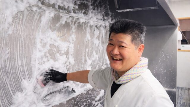 閉店後に必ず2時間掃除する綺麗好き店主が営む町中華。創業53年、移転13年の厨房がピカピカすぎる「中国飯店」さん